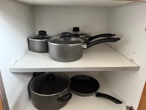 O bucătărie sau chicinetă la Leeds Serviced Accommodation - Apartments - 3 Bed House-Close To Centre -M621 & M1 - Contractors - Business Travellers - Families +14 fotografii