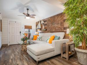 un salon avec un canapé et un ventilateur de plafond dans l'établissement Gilligans Island, à Tybee Island