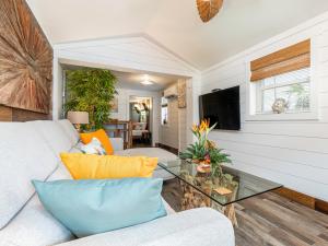 un salon avec un canapé et une télévision dans l'établissement Gilligans Island, à Tybee Island