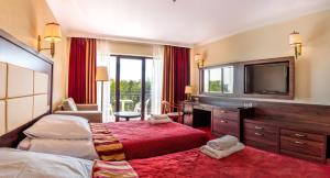 Una habitación de hotel con dos camas y un televisor. en Doris Spa, en Kołobrzeg 29 fotos más