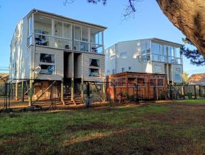 a house that is sitting in the grass at Algarrobo playa Canelo Cabaña opción Tinaja in Algarrobo