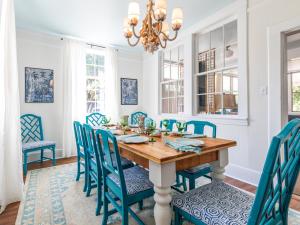 Khu vực ghế ngồi tại Coquina Cottage