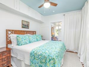 Giường trong phòng chung tại Coquina Cottage +47 ảnh