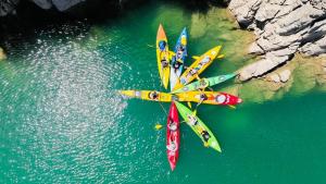 un gruppo di kayak è in acqua di Ivona - Kuća za odmor Perušić - Stara Lika a Perušić