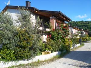 Una casa con plantas a un lado. en B&B Marostica, en Marostica