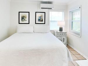 Una cama o camas en una habitación de Captains Quarters A