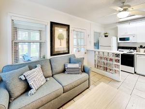 Una sala de estar con un sofá y una cocina. en Captains Quarters B, en Tybee Island