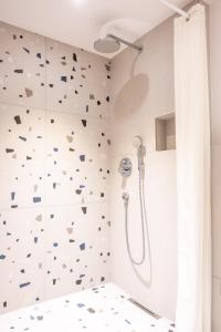 baño con ducha con corazones en la pared en NH22 Apartments, en Ravensburg