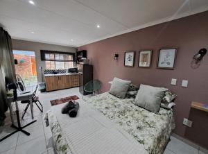 ein Schlafzimmer mit zwei Betten, auf dem eine Katze liegt. in der Unterkunft Sweetpea in Boksburg
