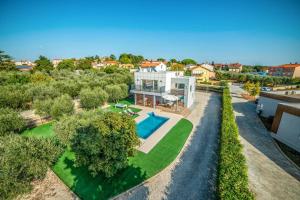 an aerial view of a house with a swimming pool at Villa Tammy by Villa Plus in Vodnjan