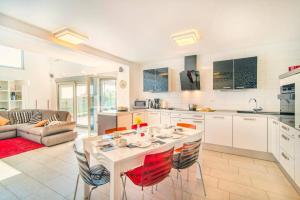 a kitchen and living room with a table and chairs at Villa Tammy by Villa Plus in Vodnjan