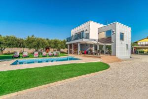 a house with a swimming pool and a yard at Villa Tammy by Villa Plus in Vodnjan