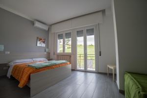 マテーラにあるB&B La Castellanaのベッドルーム1室(ベッド1台付)、スライド式ガラスドアが備わります。