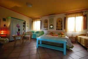 - un salon avec un lit et une table dans l'établissement Narboni Mannu, à Teulada