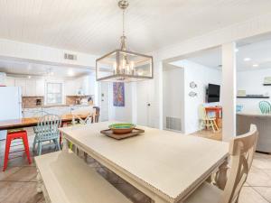 Un comedor y una cocina con mesa y sillas. en Bikini Bottom, en Tybee Island