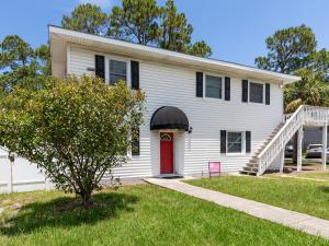 una casa blanca con una puerta roja en Bikini Bottom, en Tybee Island