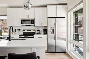 Golden Sanctuary Luxe Apt 1 Block From Main St 주방 또는 간이 주방