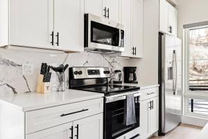 Golden Sanctuary Luxe Apt 1 Block From Main St 주방 또는 간이 주방