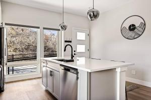 Golden Sanctuary Luxe Apt 1 Block From Main St 주방 또는 간이 주방