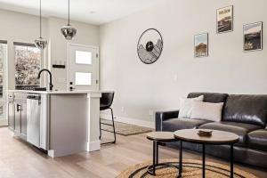 Golden Sanctuary Luxe Apt 1 Block From Main St 주방 또는 간이 주방 사진 37개 이상