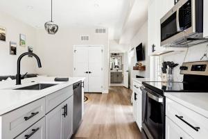 Golden Sanctuary Luxe Apt 1 Block From Main St 주방 또는 간이 주방