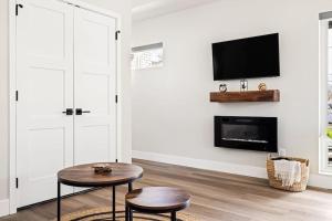 Golden Sanctuary Luxe Apt 1 Block From Main St TV 또는 엔터테인먼트 센터