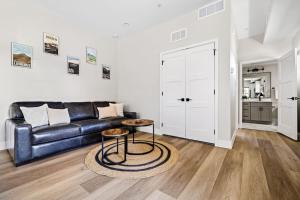 Golden Sanctuary Luxe Apt 1 Block From Main St 휴식 공간