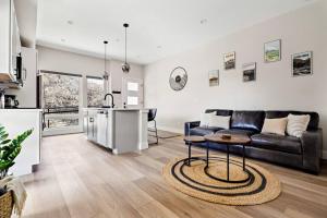 Golden Sanctuary Luxe Apt 1 Block From Main St 주방 또는 간이 주방