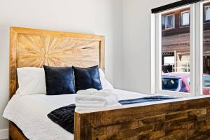 Golden Sanctuary Luxe Apt 1 Block From Main St 객실 침대