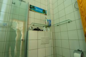 una persona parada en una ducha en un baño en Gleich hinterm Deich 2, en Friedrichskoog
