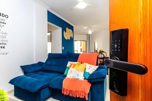 Et opholdsområde på Vila Tupi-Praia Grande , 100 metros da praia, 2 quartos com ar condicionado ,sendo uma suíte, Piscina , varanda com churrasqueira, garagem , Wi-Fi