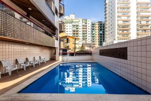 Swimmingpoolen hos eller tæt på Vila Tupi-Praia Grande , 100 metros da praia, 2 quartos com ar condicionado ,sendo uma suíte, Piscina , varanda com churrasqueira, garagem , Wi-Fi