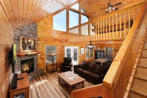 ガトリンバーグにあるGatlinburg Summit Viewsの暖炉付きのリビングルーム(ログキャビン内)