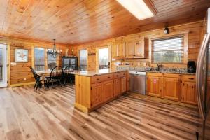 ガトリンバーグにあるGatlinburg Summit Viewsのウッドフロアのキッチン(木製キャビネット付)