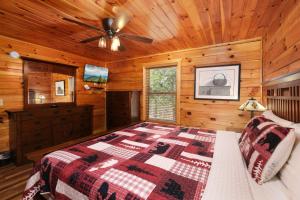 ガトリンバーグにあるGatlinburg Summit Viewsのログキャビンベッドルーム(ベッド1台、シーリングファン付)