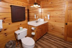 ガトリンバーグにあるGatlinburg Summit Viewsのトイレと洗面台付きのバスルーム +37枚の写真