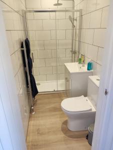 Bilik mandi di Self Check-in Micro Studio for max 2 guests in Central location RG4 with your own Kitchenette Bathroom Parking and Shared Garden