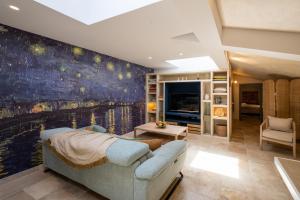 Μια τηλεόραση ή/και κέντρο ψυχαγωγίας στο Maison avec patio et jacuzzi