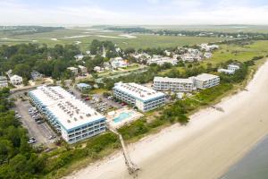 une vue aérienne d'un complexe hôtelier sur la plage dans l'établissement Beach Racquet A209, à Tybee Island