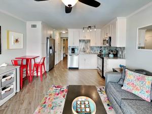 un salon et une cuisine avec un canapé et une table dans l'établissement Beach Racquet A209, à Tybee Island