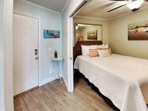 - une chambre avec 2 lits et une porte menant à une pièce dans l'établissement Beach Racquet A209, à Tybee Island 31 autres photos