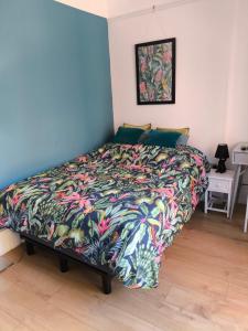 Katil atau katil-katil dalam bilik di Self Check-in Micro Studio for max 2 guests in Central location RG4 with your own Kitchenette Bathroom Parking and Shared Garden