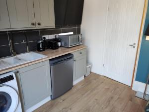 Virtuve vai virtuves zona naktsmītnē Self Check-in Micro Studio for max 2 guests in Central location RG4 with your own Kitchenette Bathroom Parking and Shared Garden