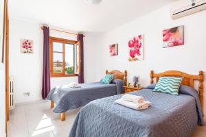 Un dormitorio con dos camas y una ventana. en Villa Xabec by Villa Plus, en Cala en Blanes 34 fotos más