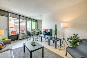 Istumisnurk majutusasutuses Modern Caravelle Resort Condo Near Golf Courses!