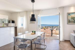 een eetkamer en woonkamer met een tafel en stoelen bij Apartment Sasso in Split