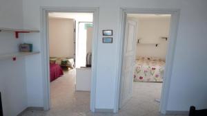 un corridoio con una camera con un letto. di Da Mary a Ponza