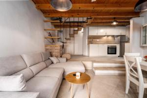 una sala de estar con un sofá y una mesa en Casa Angelina, en Vrsar