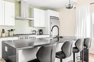 Cucina o angolo cottura di The Golden House 1 Block to Main St