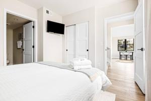 Letto o letti in una camera di The Golden House 1 Block to Main St